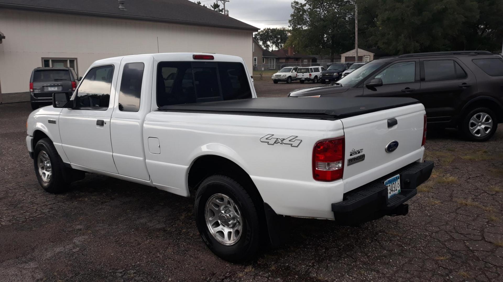 2011 WHITE /GRAY Ford Ranger Sport SuperCab 4-Door 4WD (1FTLR4FE5BP) with an 4.0L V6 SOHC 12V engine, AUTO transmission, located at 434 West Main Street, Anoka, MN, 55303, (763) 576-9696, 45.201759, -93.396706 - 2 OWNER, 2011 FORD RANGER XLT 4X4, EXTRA CLEAN, NEW TIRES, BOX COVER. MULTI-POINT "PERFORMANCE" INSPECTION PERFORMED: Transmission/clutch, Engine performance, Brakes, Steering, Heater/Air Conditioning, Instruments/Controls, Headlights/fog lights, Brake/back-up lights, Interior/warning lights, T - Photo#5