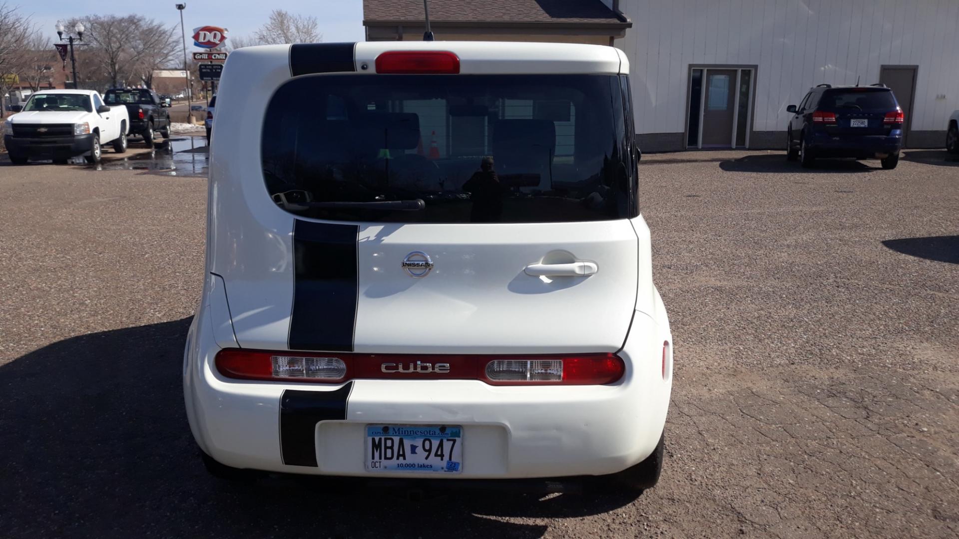 2009 WHITE /GRAY Nissan cube 1.8 Base (JN8AZ28R09T) with an 1.8L L4 DOHC 16V engine, automatic transmission, located at 434 West Main Street, Anoka, MN, 55303, (763) 576-9696, 45.201759, -93.396706 - MULTI-POINT "PERFORMANCE" INSPECTION PERFORMED: Transmission/clutch, Engine performance, Brakes, Steering, Heater/Air Conditioning, Instruments/Controls, Headlights/fog lights, Brake/back-up lights, Interior/warning lights, Turn signals/flashers - Photo#4