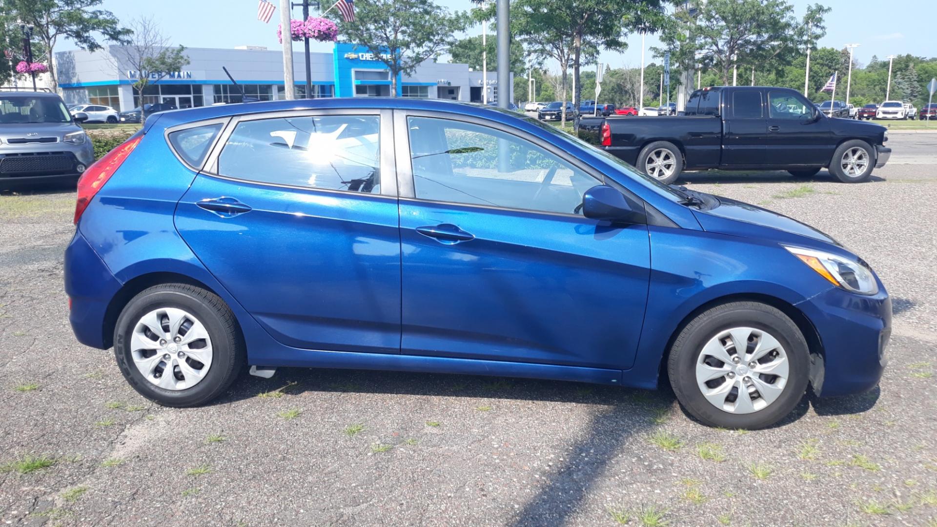 2016 Blue /GRAY Hyundai Accent SE (KMHCT5AE8GU) with an 1.6 engine, AUTO transmission, located at 434 West Main Street, Anoka, MN, 55303, (763) 576-9696, 45.201759, -93.396706 - 2016 HYUNDAI ACCENT 5 DOOR HATCHBACK, 2-OWNERS, LOOKS AND RUNS GREAT. - Photo#3