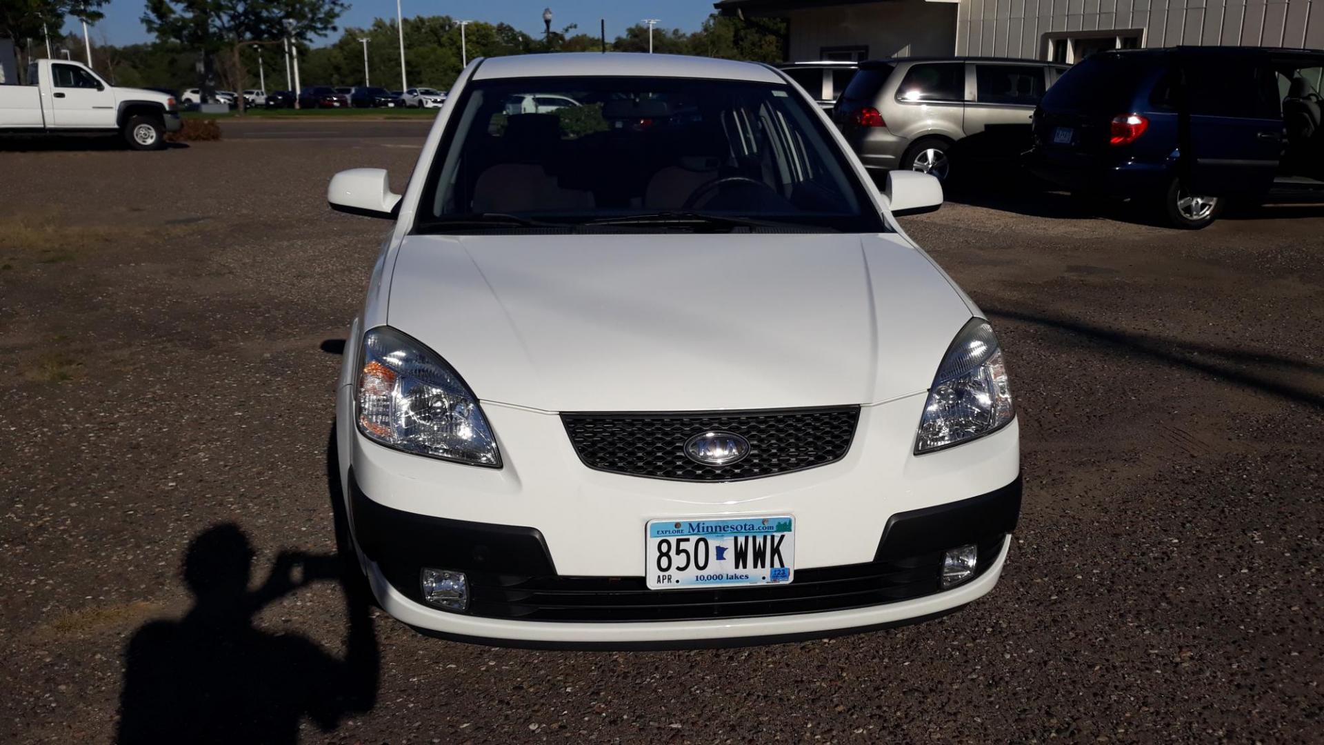 2009 WHITE /GRAY Kia Rio5 LX (KNADE243996) with an 2.7L V6 DOHC 24V engine, 5 speed Manual transmission, located at 434 West Main Street, Anoka, MN, 55303, (763) 576-9696, 45.201759, -93.396706 - 2009 KIA RIO 5SX, 2-OWNERS AND NO ACCIDENTS WITH ONLY 91,000 ACTUAL MILES , THIS IS A GREAT LITTLE CAR WITH A NEW CLUTCH AND SAFTY CHECKED. - Photo#1