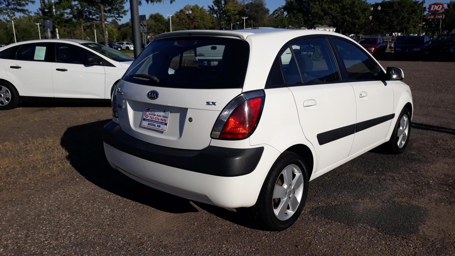 2009 WHITE /GRAY Kia Rio5 LX (KNADE243996) with an 2.7L V6 DOHC 24V engine, 5 speed Manual transmission, located at 434 West Main Street, Anoka, MN, 55303, (763) 576-9696, 45.201759, -93.396706 - 2009 KIA RIO 5SX, 2-OWNERS AND NO ACCIDENTS WITH ONLY 91,000 ACTUAL MILES , THIS IS A GREAT LITTLE CAR WITH A NEW CLUTCH AND SAFTY CHECKED. - Photo#4