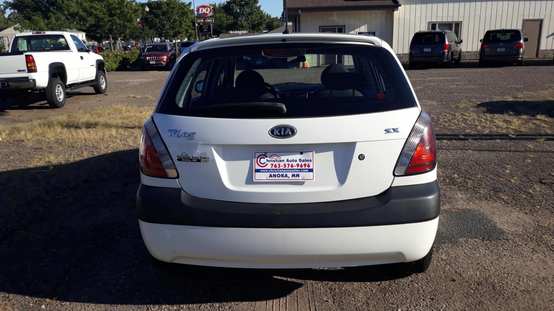 2009 WHITE /GRAY Kia Rio5 LX (KNADE243996) with an 2.7L V6 DOHC 24V engine, 5 speed Manual transmission, located at 434 West Main Street, Anoka, MN, 55303, (763) 576-9696, 45.201759, -93.396706 - 2009 KIA RIO 5SX, 2-OWNERS AND NO ACCIDENTS WITH ONLY 91,000 ACTUAL MILES , THIS IS A GREAT LITTLE CAR WITH A NEW CLUTCH AND SAFTY CHECKED. - Photo#5