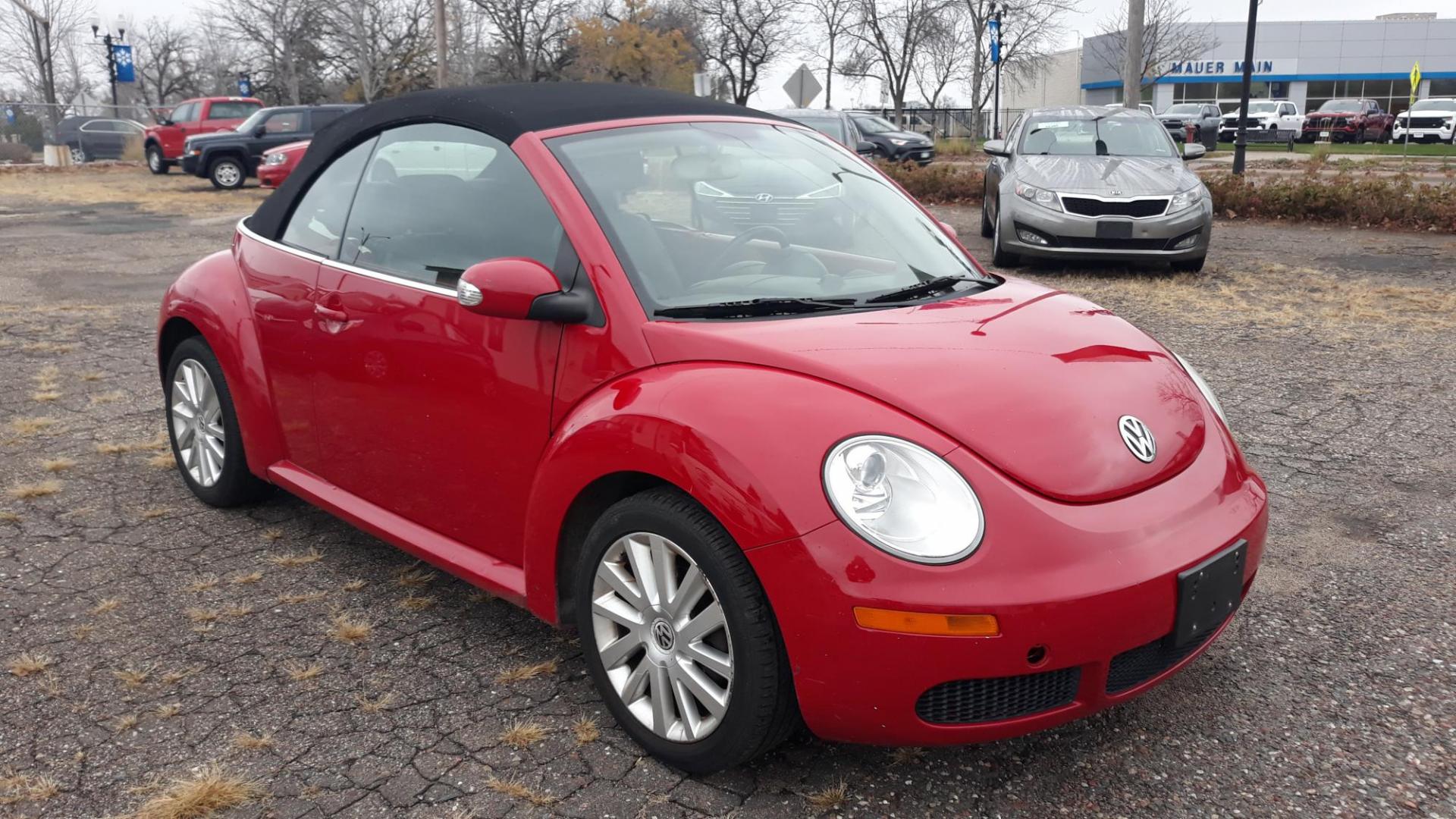 2008 RED /BLACK Volkswagen New Beetle SE Convertible (3VWRF31Y68M) with an 2.5L L5 DOHC 20V engine, AUTOMATIC transmission, located at 434 West Main Street, Anoka, MN, 55303, (763) 576-9696, 45.201759, -93.396706 - 2008 VOLKSWAGGEN BEETLE CONVERTABLE, 2-OWNER AND 0-ACCIDENTS WITH 115,321 MILES, THIS IS A FUN LITTLE CAR! - Photo#1