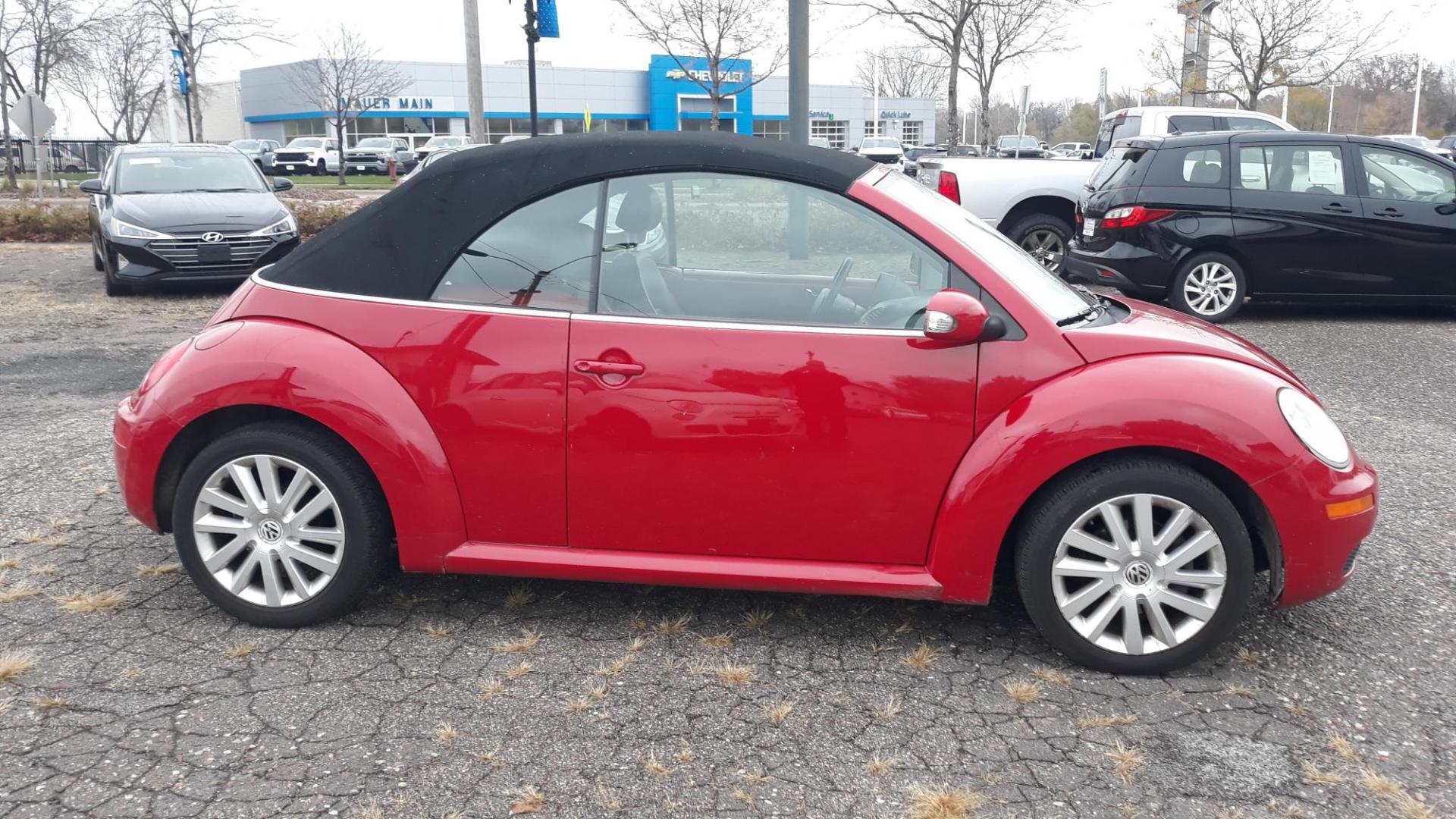 2008 RED /BLACK Volkswagen New Beetle SE Convertible (3VWRF31Y68M) with an 2.5L L5 DOHC 20V engine, AUTOMATIC transmission, located at 434 West Main Street, Anoka, MN, 55303, (763) 576-9696, 45.201759, -93.396706 - 2008 VOLKSWAGGEN BEETLE CONVERTABLE, 2-OWNER AND 0-ACCIDENTS WITH 115,321 MILES, THIS IS A FUN LITTLE CAR! - Photo#3