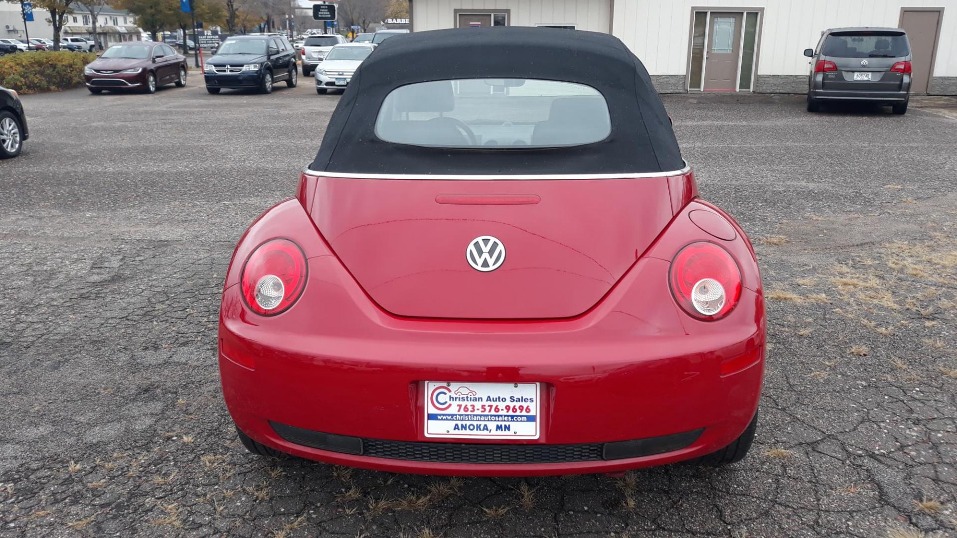 2008 RED /BLACK Volkswagen New Beetle SE Convertible (3VWRF31Y68M) with an 2.5L L5 DOHC 20V engine, AUTOMATIC transmission, located at 434 West Main Street, Anoka, MN, 55303, (763) 576-9696, 45.201759, -93.396706 - 2008 VOLKSWAGGEN BEETLE CONVERTABLE, 2-OWNER AND 0-ACCIDENTS WITH 115,321 MILES, THIS IS A FUN LITTLE CAR! - Photo#4