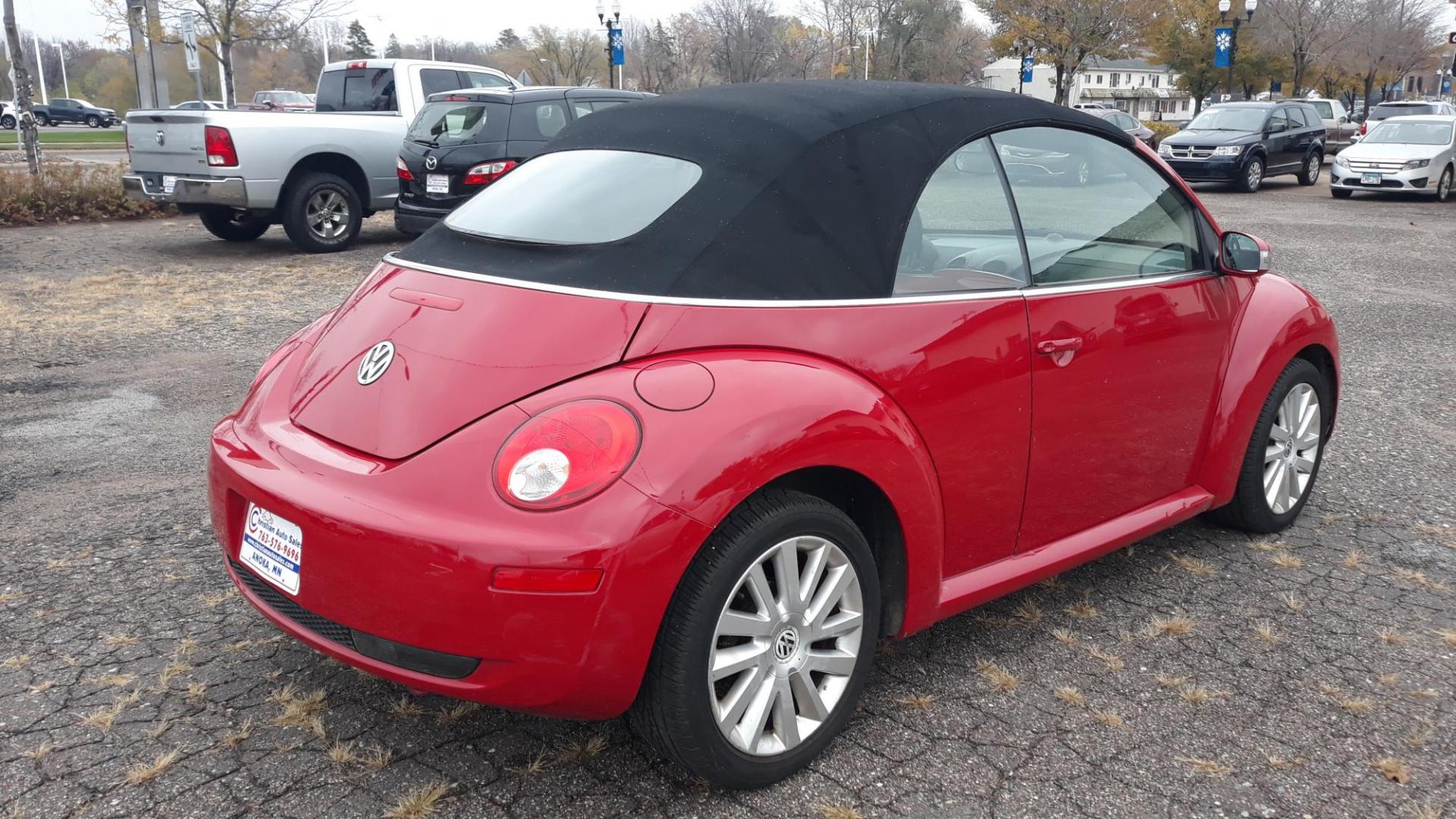 2008 RED /BLACK Volkswagen New Beetle SE Convertible (3VWRF31Y68M) with an 2.5L L5 DOHC 20V engine, AUTOMATIC transmission, located at 434 West Main Street, Anoka, MN, 55303, (763) 576-9696, 45.201759, -93.396706 - 2008 VOLKSWAGGEN BEETLE CONVERTABLE, 2-OWNER AND 0-ACCIDENTS WITH 115,321 MILES, THIS IS A FUN LITTLE CAR! - Photo#5