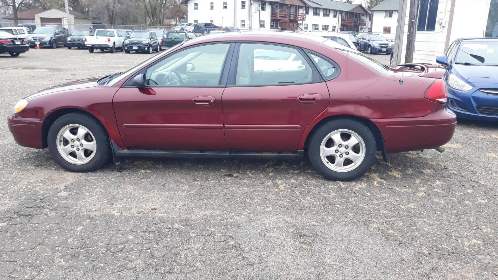 2006 RED /GRAY Ford Taurus SE (1FAFP53U36A) with an 3.0L V6 OHV 12V engine, 4-Speed Automatic Overdrive transmission, located at 434 West Main Street, Anoka, MN, 55303, (763) 576-9696, 45.201759, -93.396706 - 2006 FORD TAURUS, 3.0 V6, WITH ONLY 122,522 MILES - Photo#7